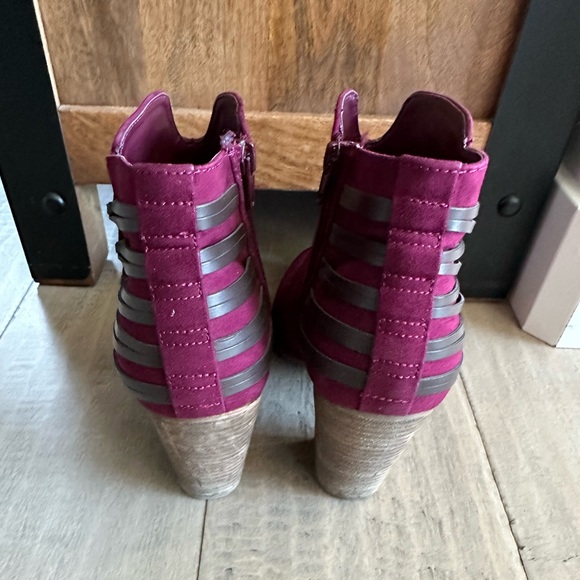 Adorable suede ankle boot size 10 burgundy/maroon color EUC - Picture 2 of 5